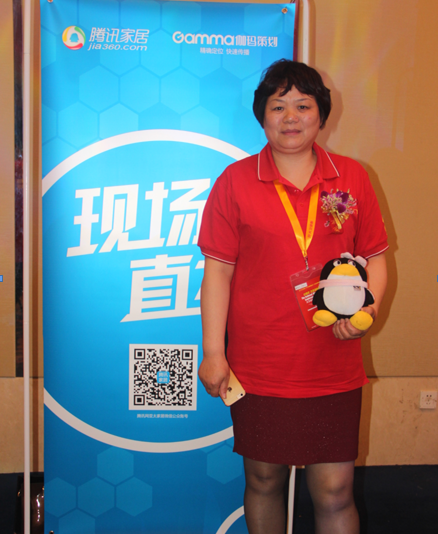 （江蘇鹽城經銷商朱粉蘭被授予“杰出貢獻獎”）.png